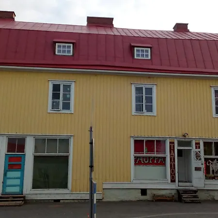 Pieni Asunto Vanhassa Puukerrostalossa Min 2 Yoetae Tampere Exterior photo